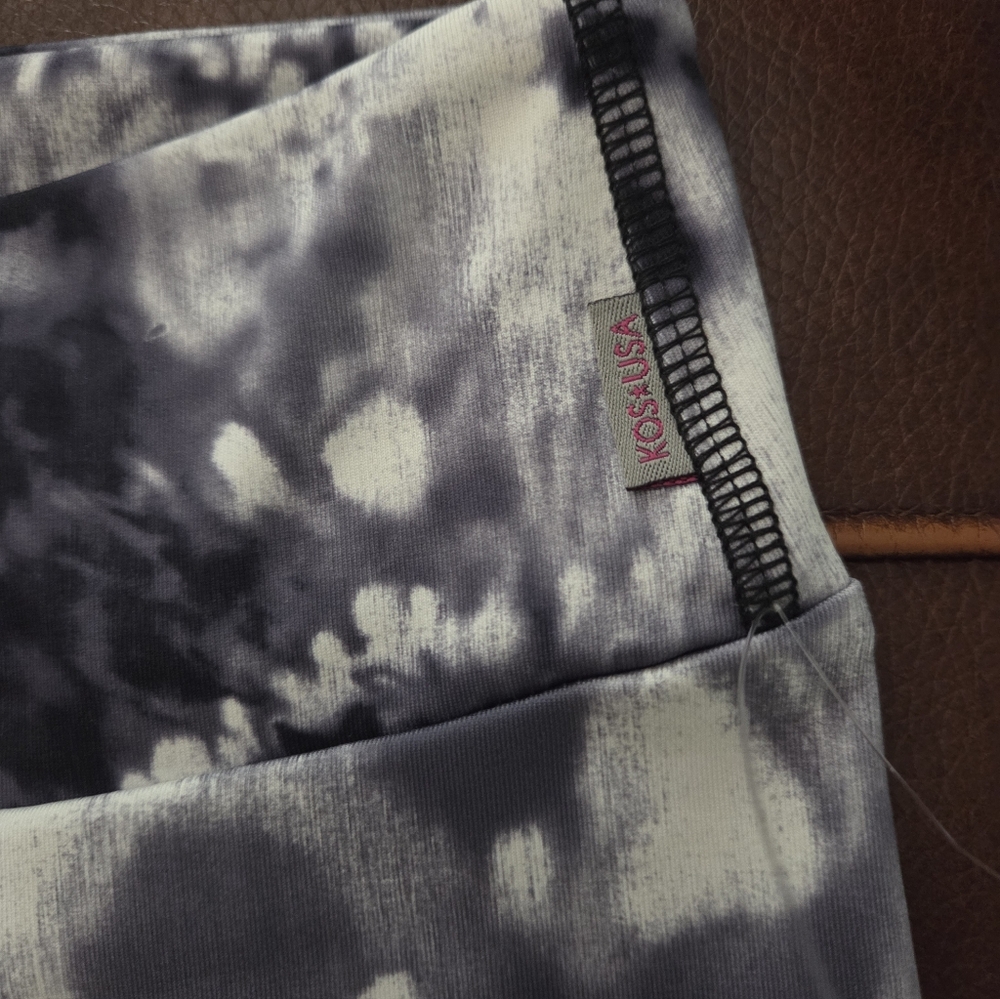 KOS*USA Black and White Crop Leggings Size Medium NWT - Picture 3 of 6